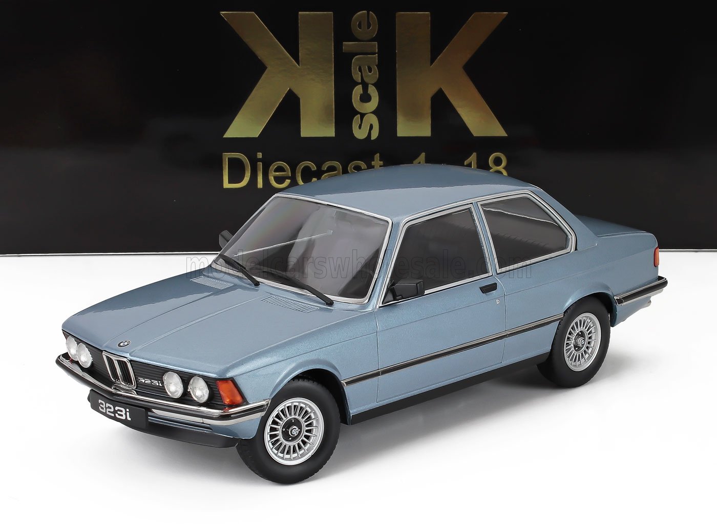 Modellino in scala 1/18 della BMW 323i berlina azzurra con dettagli super curati, disponibile su Vroomi.
