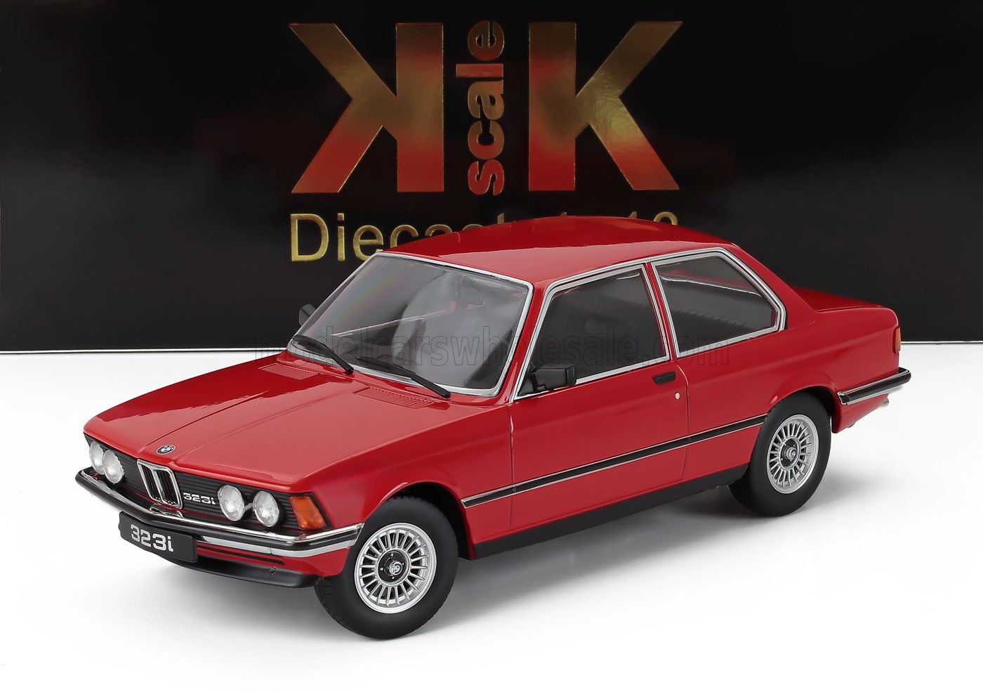 Modellino in scala 1/18 di BMW 323i rossa con dettagli curati sul frontale e sulle ruote, disponibile su Vroomi.