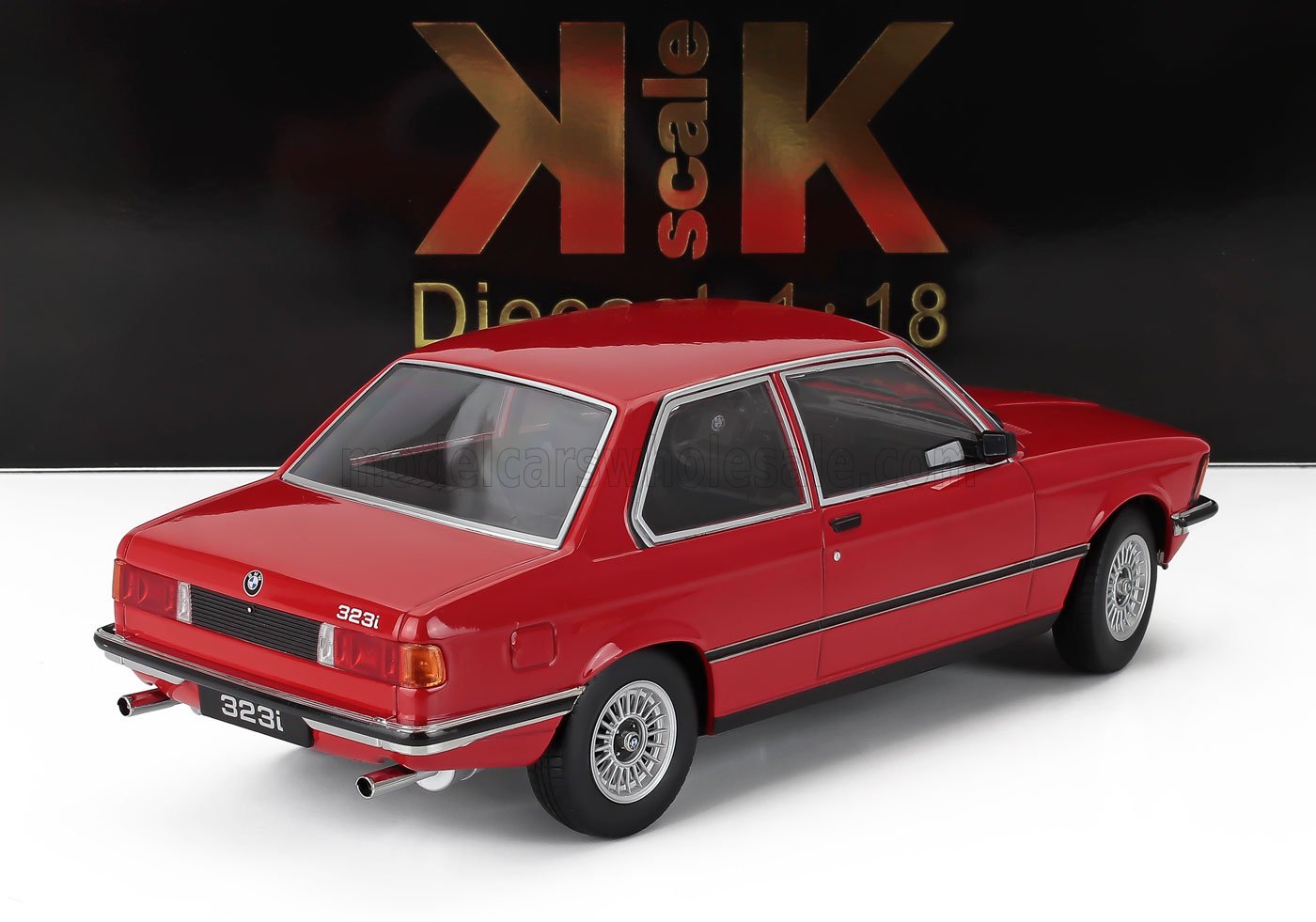 Modellino in scala 1:18 della BMW 323i rossa con ruote dettagliate e finiture cromate, disponibile su Vroomi.