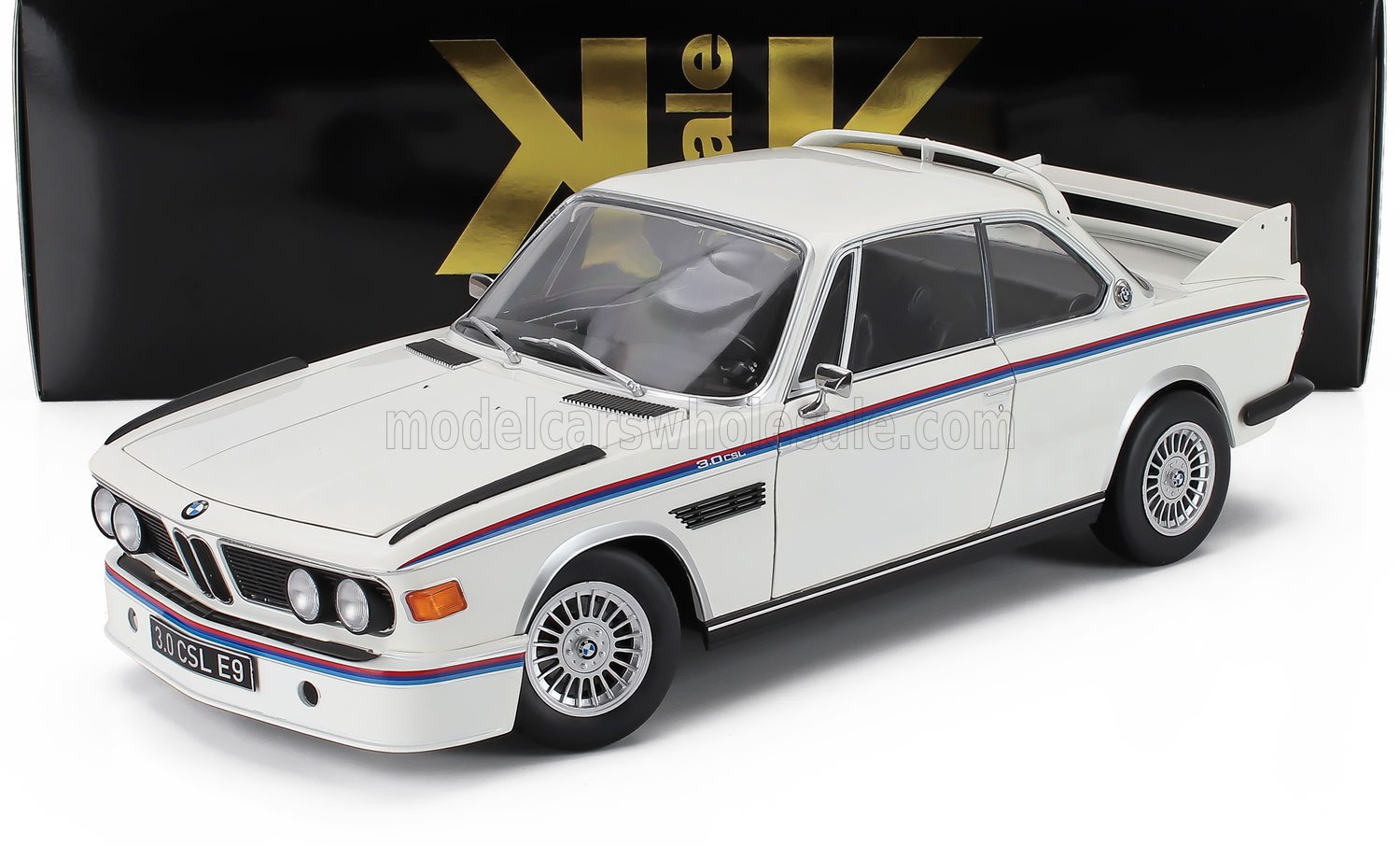 Modellino BMW 3.0 CSL E9 bianco con strisce da corsa e spoiler posteriore, disponibile su Vroomi.