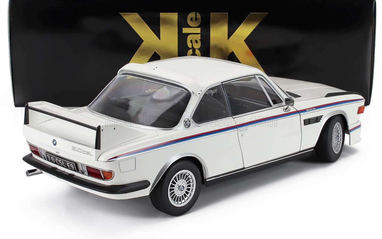 Modellino BMW 3.0 CSL bianco con spoiler posteriore e strisce da corsa vintage, in vendita su Vroomi.