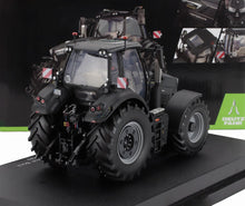 Primo piano del modello dettagliato in metallo pressofuso del trattore Deutz-Fahr nero su espositore, disponibile presso Vroomi.