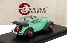 Modellino di auto vintage verde con tetto aperto e ruote rosse su base nera, disponibile su Vroomi.