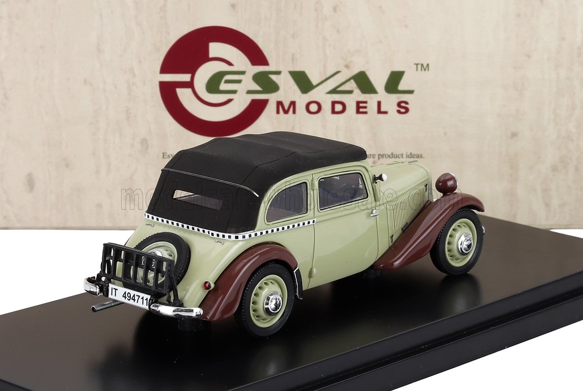 Modellino d'auto vintage Esval con carrozzeria beige e marrone su supporto nero, ora in vendita su Vroomi.