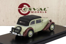 Modellino d'auto vintage Esval con carrozzeria beige e marrone su supporto nero, ora in vendita su Vroomi.