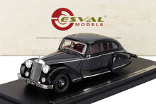 Modellino di Rolls-Royce Silver Wraith nera del 1948 di Charlesworth su espositore, disponibile su Vroomi.