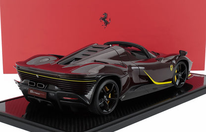 FERRARI - DAYTONA SP3 SERIE ICONA OPEN ROOF 2022 - CON VETRINA - ROSSO RUBINO - ROSSO GIALLO