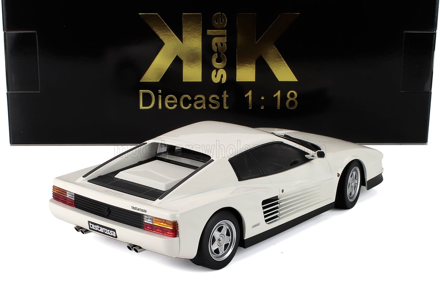 Modellino in scala 1/18 della Testarossa bianca, replica da collezione, disponibile su Vroomi.