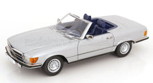Modellino in metallo pressofuso Mercedes-Benz SL R107 cabriolet color argento, sedili blu, disponibile su Vroomi.