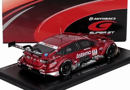 Modello dettagliato di auto da corsa Honda Astemo rossa con adesivi degli sponsor, esposto su un supporto nero, disponibile presso Vroomi.