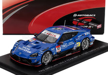 Modellino in scala della Nissan GT500 TRS IMPUL blu con adesivi da corsa su espositore, disponibile su Vroomi.