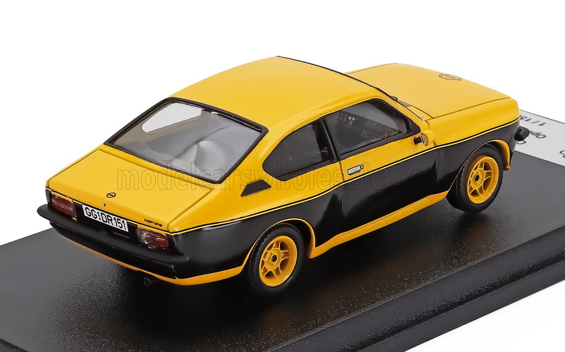 Modellino di auto coupé in scala 1/18 giallo e nero, replica dettagliata, ora disponibile online.