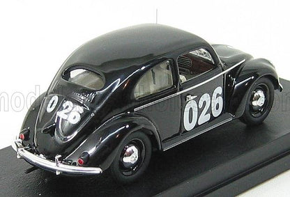 Modello di auto da corsa vintage nera con il numero 026, su una base nera, disponibile su Vroomi.