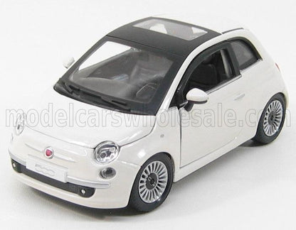 Modellino di Fiat 500 bianca con tetto nero e ruote dettagliate disponibile sulla piattaforma Vroomi.