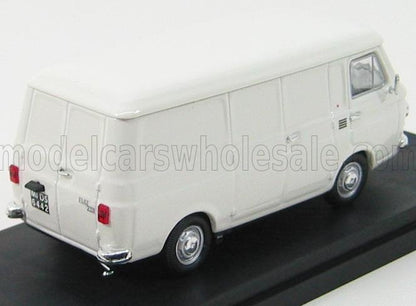 Modello vintage di furgone bianco su espositore nero, ora disponibile anche sulla piattaforma Vroomi.