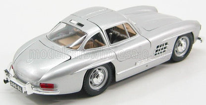 Modellino Mercedes-Benz 300SL color argento con interni dettagliati e design vintage, ora disponibile su Vroomi.