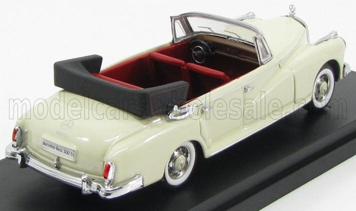 Modellino di auto Mercedes-Benz 300 D cabriolet classica color crema con interni rossi, disponibile sulla piattaforma Vroomi.