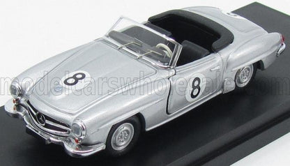 Modellino Mercedes-Benz 190SL color argento con adesivi da corsa con il numero 8 sul cofano e sulla portiera, disponibile su Vroomi.