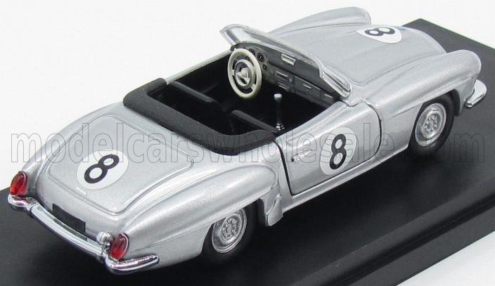 Modellino d'auto da corsa convertibile vintage color argento con adesivi con il numero 8, interni dettagliati, mostrato su base espositiva, disponibile su Vroomi.