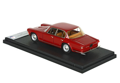 Modellino d'auto vintage rosso con interni color cuoio su base nera, che puoi trovare sulla piattaforma Vroomi.