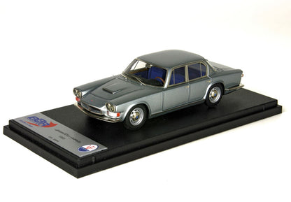 Modellino Maserati 5000 GT grigio del 1965 con interni blu su base espositiva disponibile su Vroomi.
