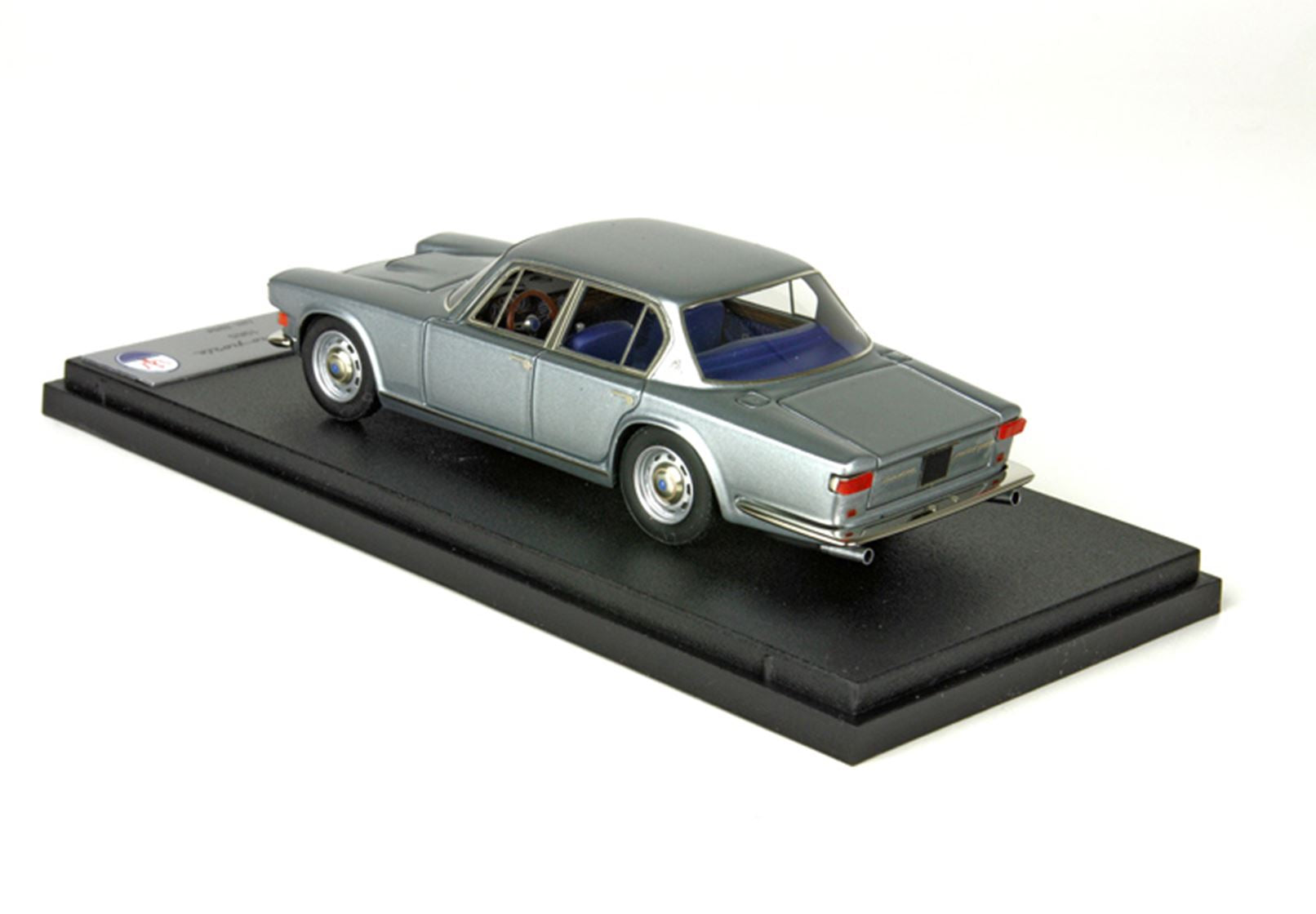 Modellino d'auto vintage color argento su espositore nero, disponibile su Vroomi.