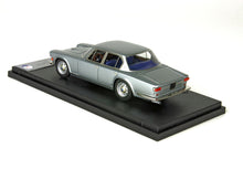 Modellino d'auto vintage color argento su espositore nero, disponibile su Vroomi.