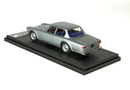 Modellino d'auto vintage color argento su espositore nero, disponibile su Vroomi.