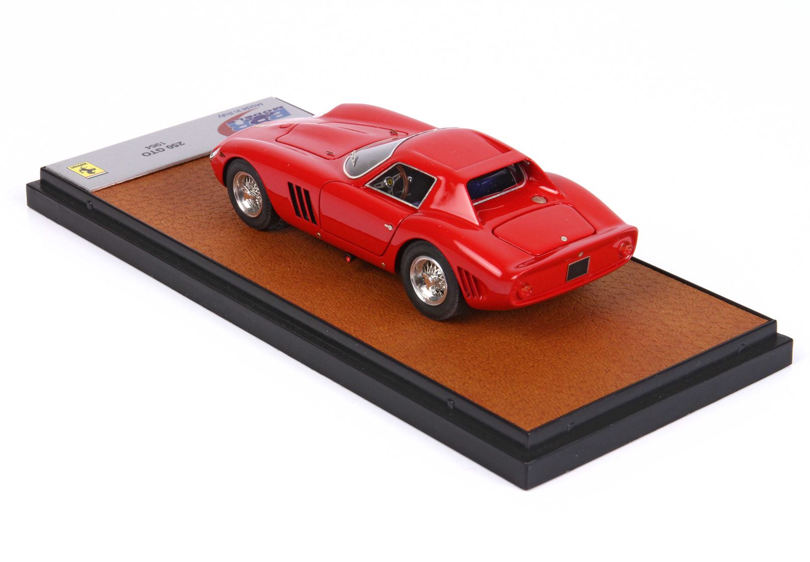 Modellino in scala della Ferrari 250 GTO rossa del 1964 su espositore, disponibile sulla piattaforma Vroomi.