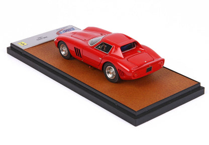 Modellino in scala della Ferrari 250 GTO rossa del 1964 su espositore, disponibile sulla piattaforma Vroomi.