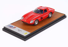 Modellino di Ferrari 250 GTO rossa del 1964 su base espositiva, disponibile sulla piattaforma Vroomi.