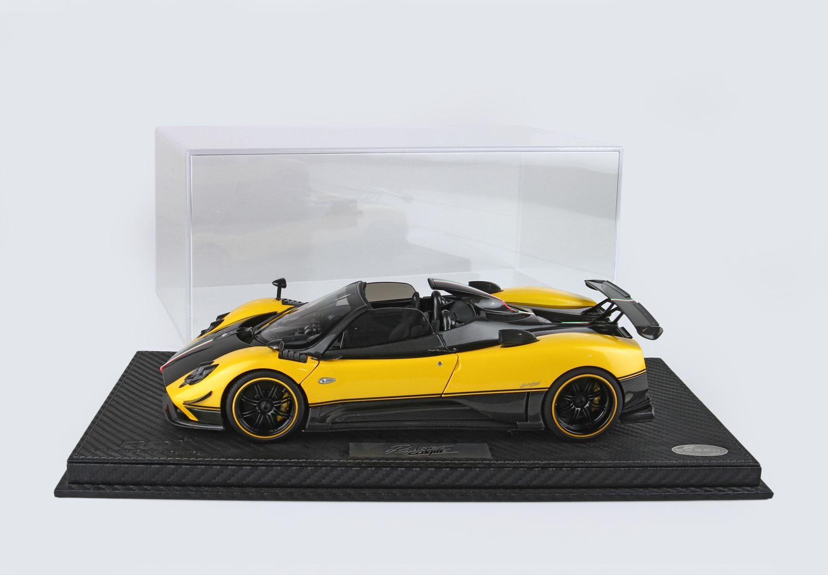 PAGANI ZONDA CINQUE ROADSTER IN METALLO CON TETTO APERTO GIALLO GINEVRA - PACCHETTO SPECIALE - Vroomi