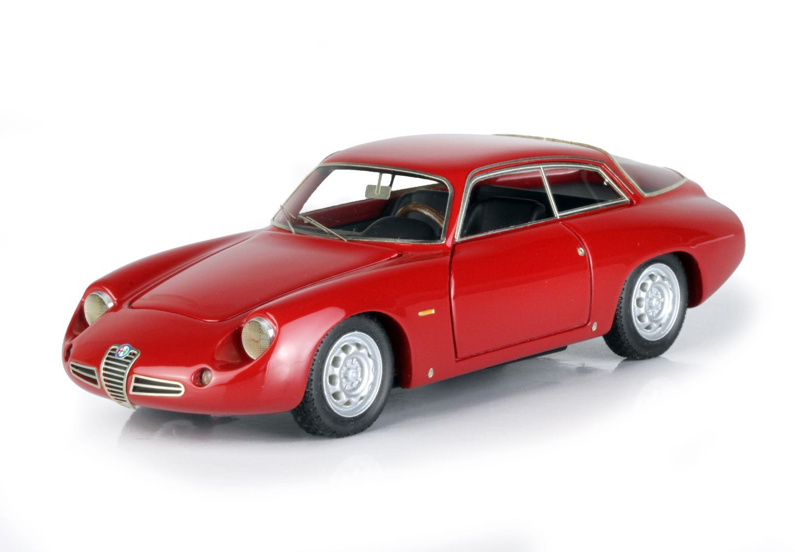 Modello vintage rosso di un'auto sportiva Alfa Romeo con curve eleganti, disponibile sul marketplace Vroomi.