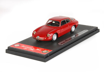 Modellino vintage rosso dell'Alfa Romeo su base espositiva, in evidenza sulla piattaforma Vroomi.