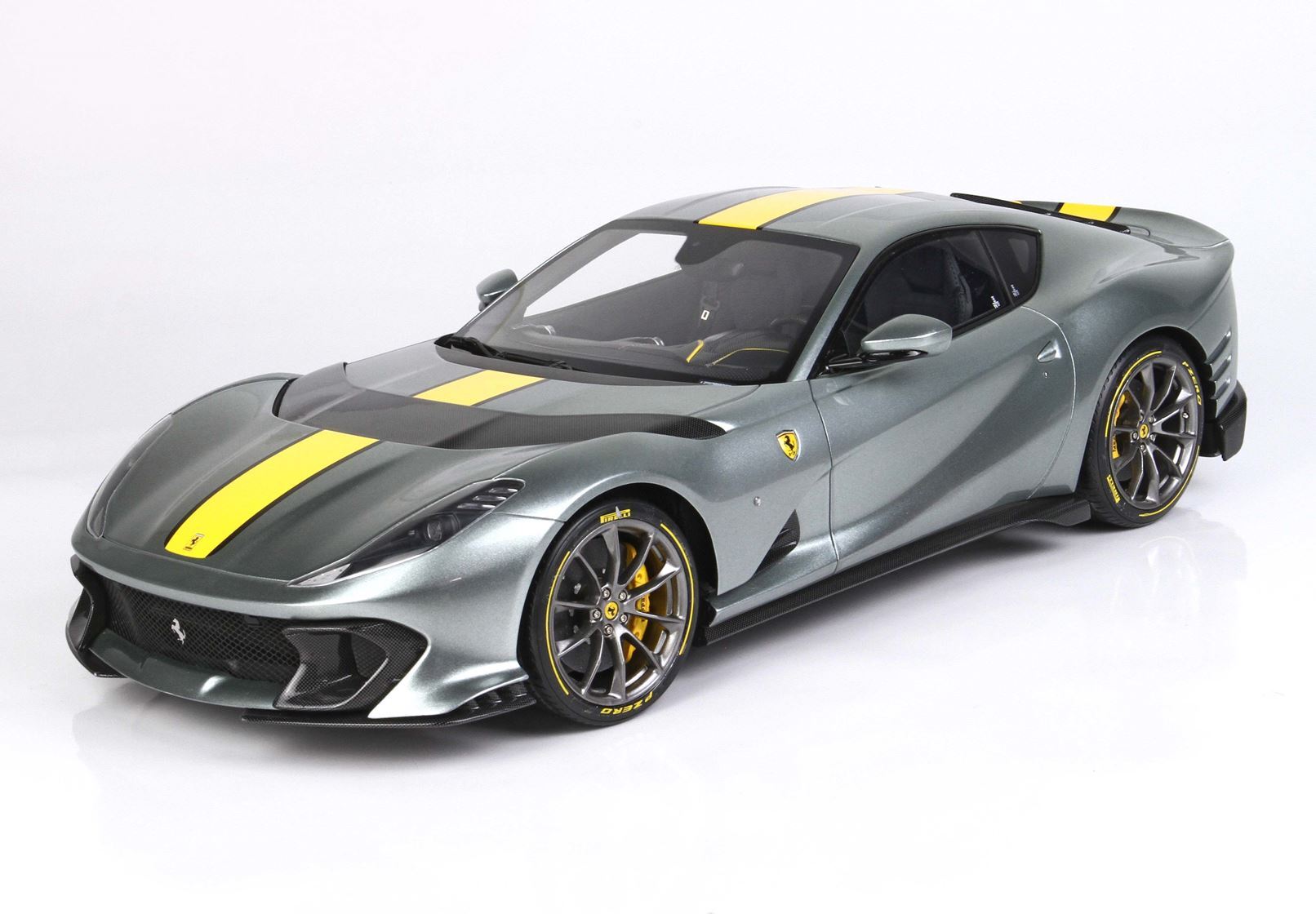 FERRARI 812 COMPETIZIONE STRISCIA GIALLO COBURN GRIGIO - Vroomi