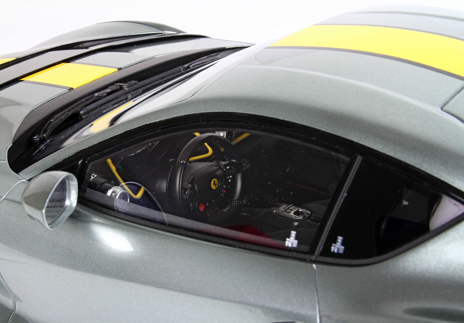 FERRARI 812 COMPETIZIONE STRISCIA GIALLO COBURN GRIGIO - Vroomi