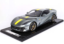 FERRARI 812 COMPETIZIONE STRISCIA GIALLO COBURN GRIGIO - Vroomi