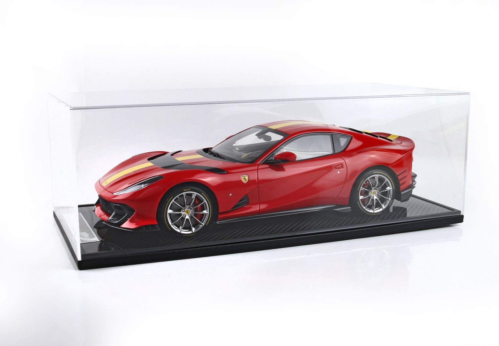 FERRARI 812 COMPETIZIONE STRISCIA GIALLO ROSSO CORSA 322 - PNEUMATICI GIALLI - Vroomi