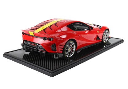 FERRARI 812 COMPETIZIONE STRISCIA GIALLO ROSSO CORSA 322 - PNEUMATICI GIALLI - Vroomi