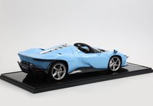 FERRARI DAYTONA SP3 SERIE ICONA TETTO APERTO AZZURRO LA PLATA - Vroomi