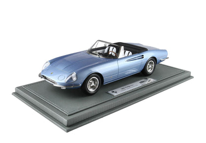 Modellino in scala della Ferrari 365 California cabriolet blu su base grigia, disponibile tramite Vroomi.