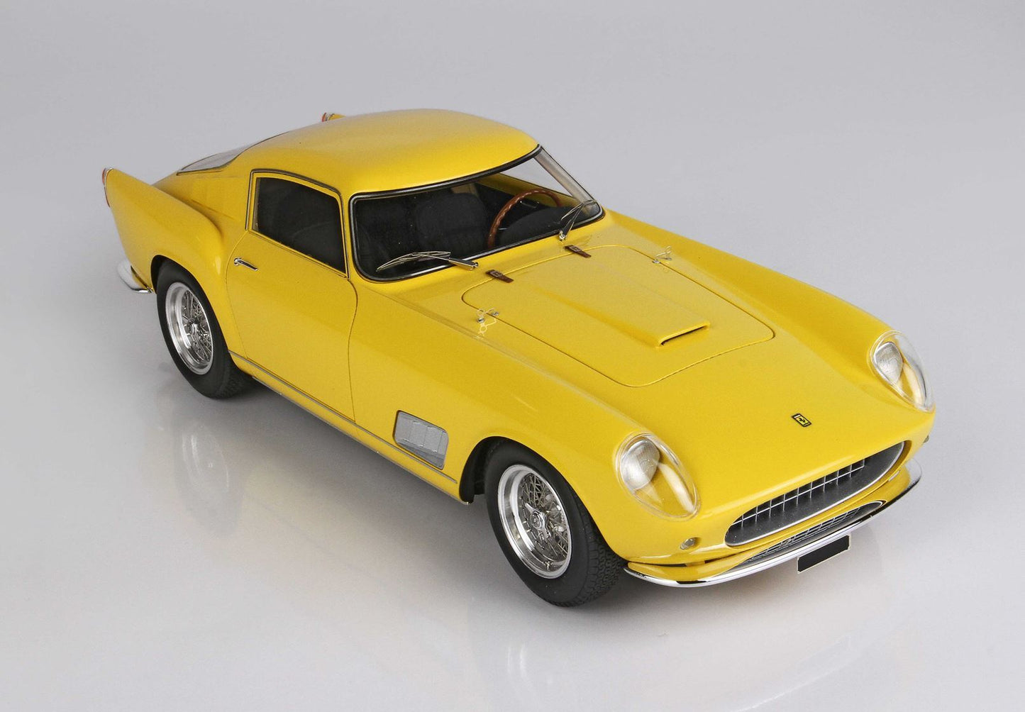 Modello di auto sportiva vintage gialla con ruote e prese d'aria sul cofano super dettagliate, disponibile sulla piattaforma Vroomi.