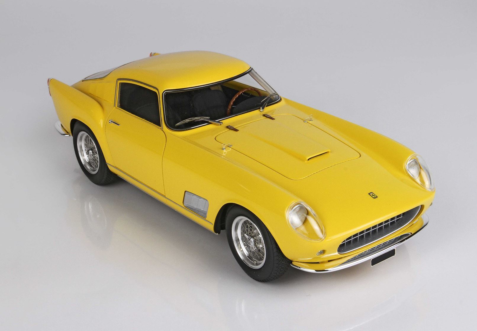 Modello di auto sportiva vintage gialla con ruote e prese d'aria sul cofano super dettagliate, disponibile sulla piattaforma Vroomi.