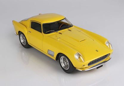 Modello di auto sportiva vintage gialla con ruote e prese d'aria sul cofano super dettagliate, disponibile sulla piattaforma Vroomi.