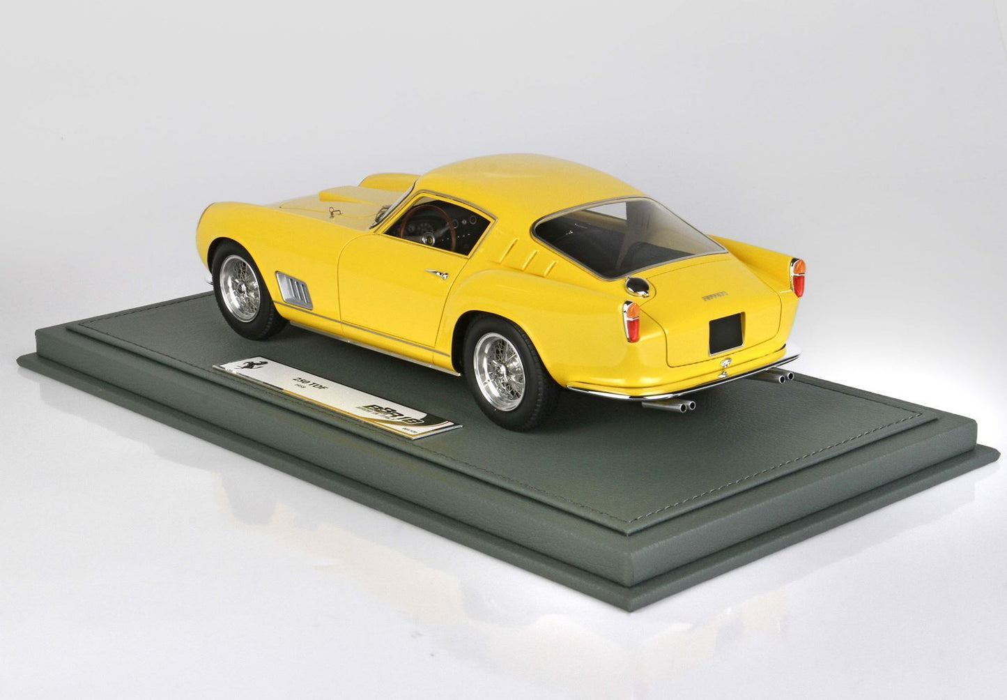 Modellino di Ferrari 250 TDF giallo su base espositiva verde, ora disponibile tramite Vroomi.