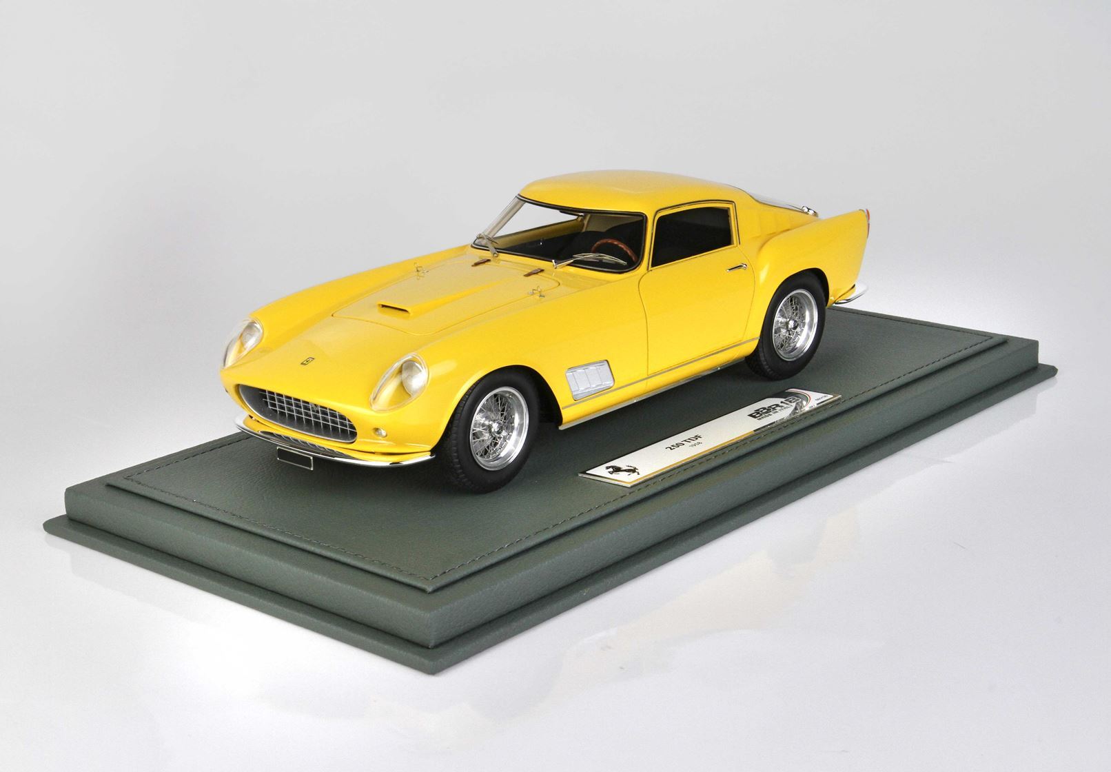 Modellino di Ferrari 250 TDF giallo su base grigia, disponibile sulla piattaforma Vroomi.