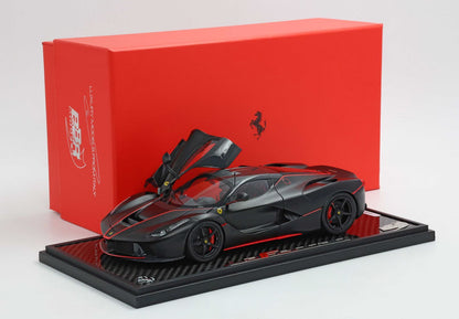 FERRARI LAFERRARI NERO OPACO CON STRISCE ROSSE BASE CARBONIO - VETRINA INCLUSA - Vroomi