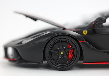 FERRARI LAFERRARI NERO OPACO CON STRISCE ROSSE BASE CARBONIO - VETRINA INCLUSA - Vroomi