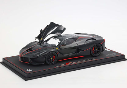FERRARI LAFERRARI NERO OPACO CON STRISCE ROSSE BASE ECOPELLE - VETRINA INCLUSA - Vroomi