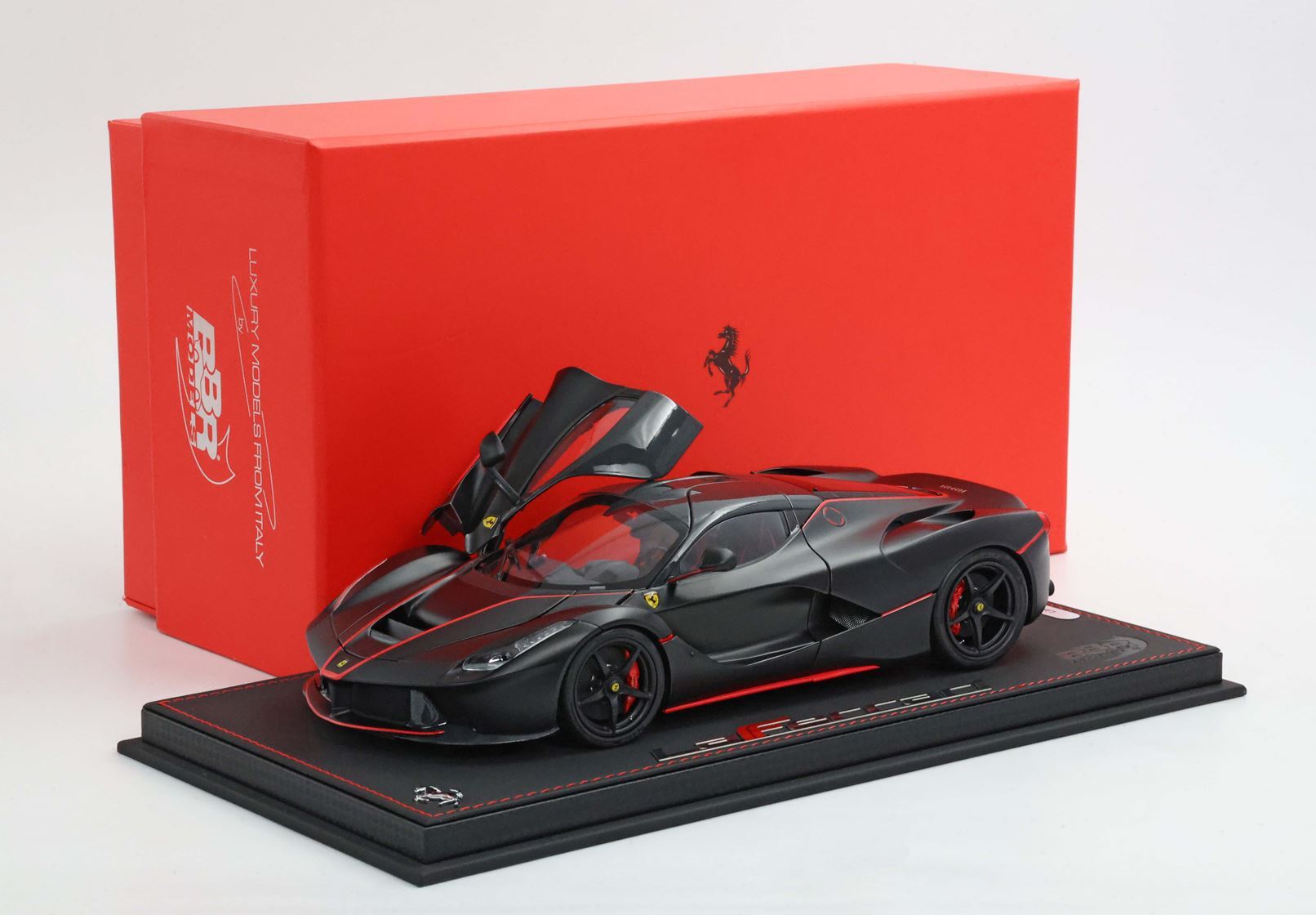 FERRARI LAFERRARI NERO OPACO CON STRISCE ROSSE BASE ECOPELLE - VETRINA INCLUSA - Vroomi